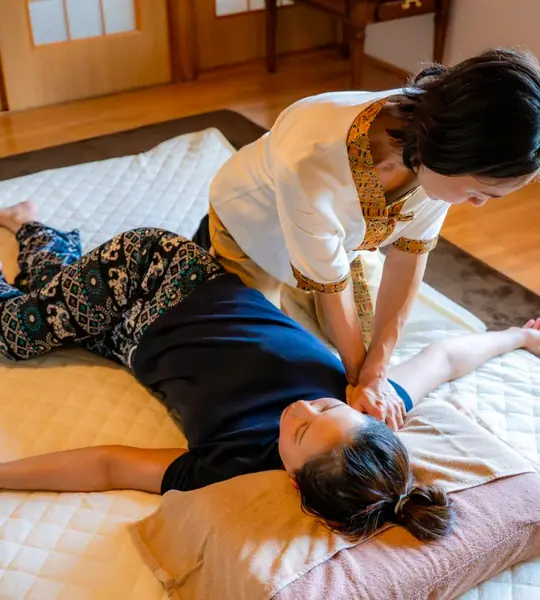 MIXコース前半・仰向けでのタイ古式ストレッチ