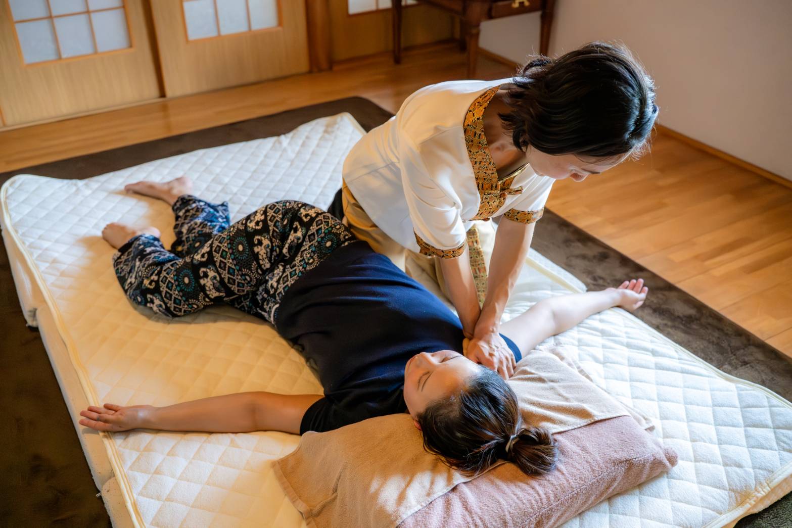 MIXコース前半・仰向けでのタイ古式ストレッチ
